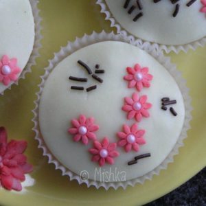 Muffiny s květinami a čokoládovým zdobením, detail