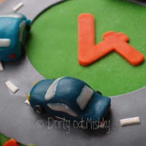 Detail autíčka na dortu